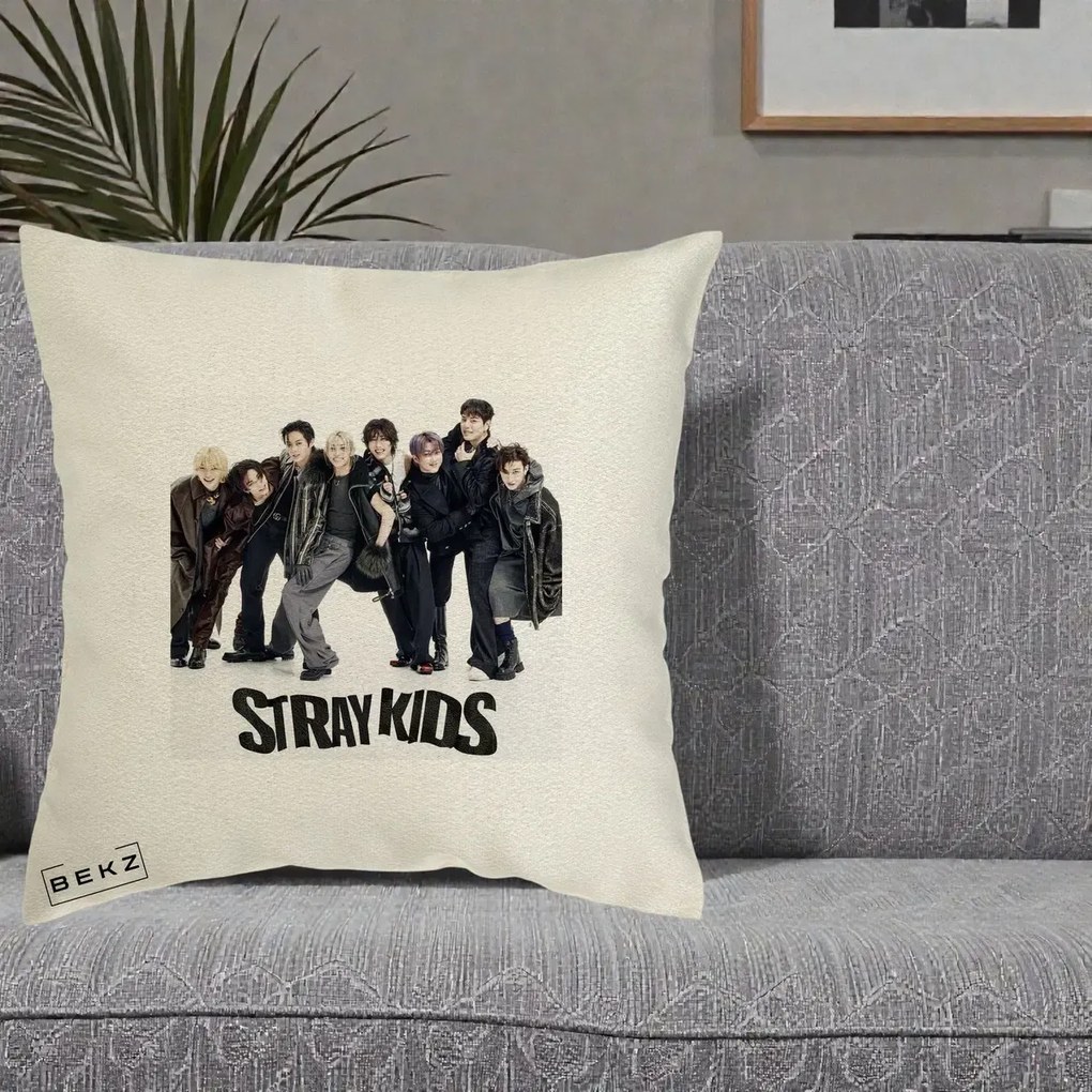 Perna Personalizata K-pop Stray Kids Outfit Negru, 40x40 cm, Ecru, Husa Detasabila, Perna Inclusa, BEKZ®