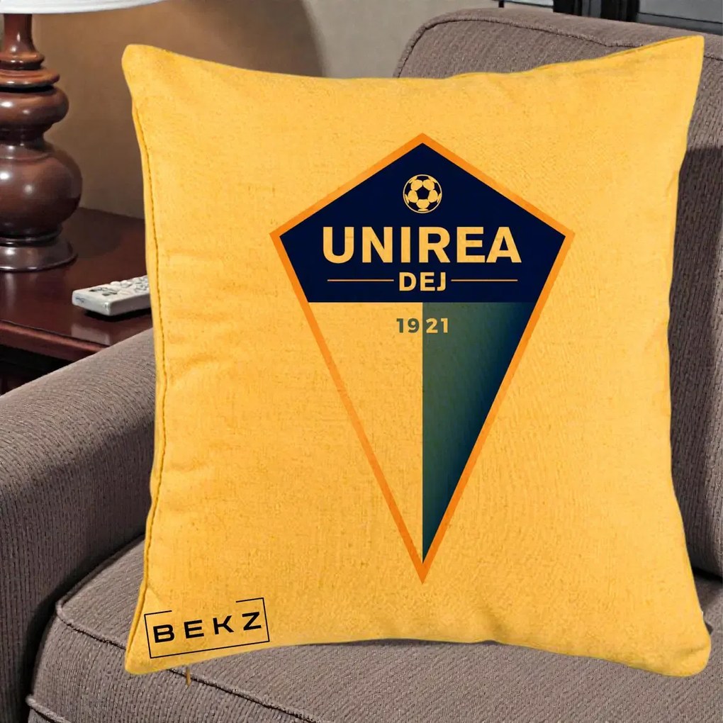 Perna Personalizata Unirea Dej 1921 Fotbal, 40x40 cm, Galben, Husa Detasabila, Perna Inclusa, BEKZ®