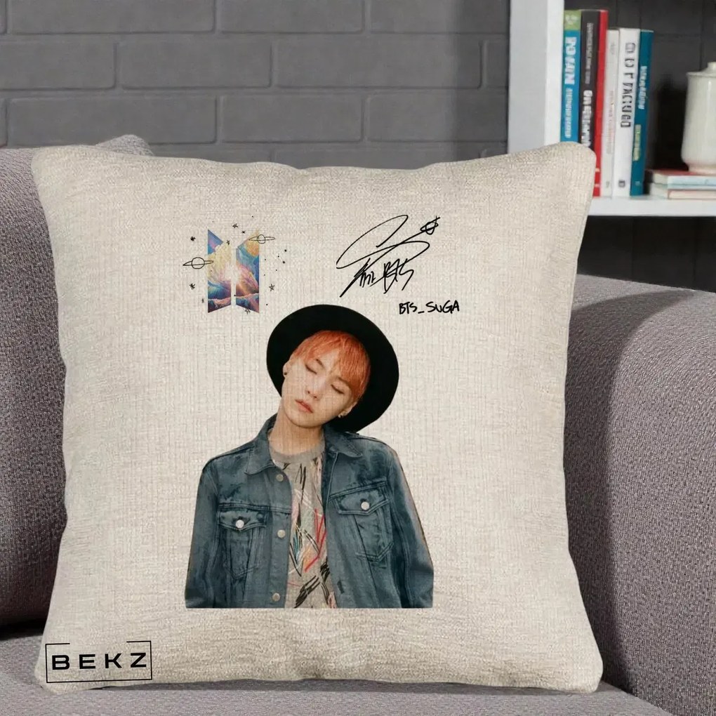 Perna Personalizata K-pop BTS Suga par Portocaliu Palarie Autograf, 40x40 cm, Bej Canapea, Husa Detasabila, Perna Inclusa, BEKZ®