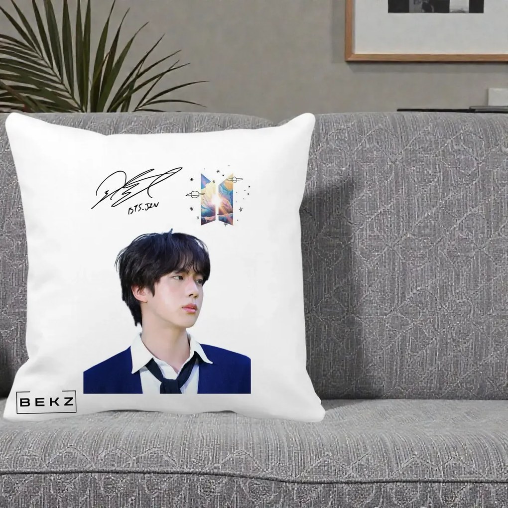 Perna Personalizata K-pop BTS Jin Portret Tinuta Albastra Autograf, 40x40 cm, Alba Mata, Husa Detasabila, Perna Inclusa, BEKZ®