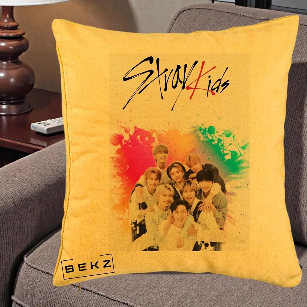 Perna Personalizata K-pop Stray Kids cu Splash Multicolor, 40x40 cm, Galben, Husa Detasabila, Perna Inclusa, BEKZ®