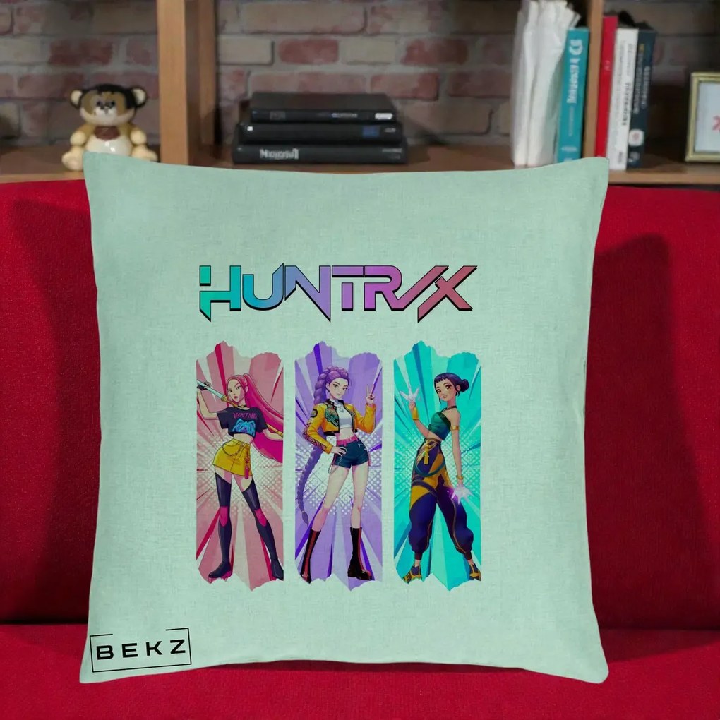 Perna Personalizata K-pop HUNTRX Trio cu Pisica in Benzi, 40x40 cm, Verde Menta, Husa Detasabila, Perna Inclusa, BEKZ®