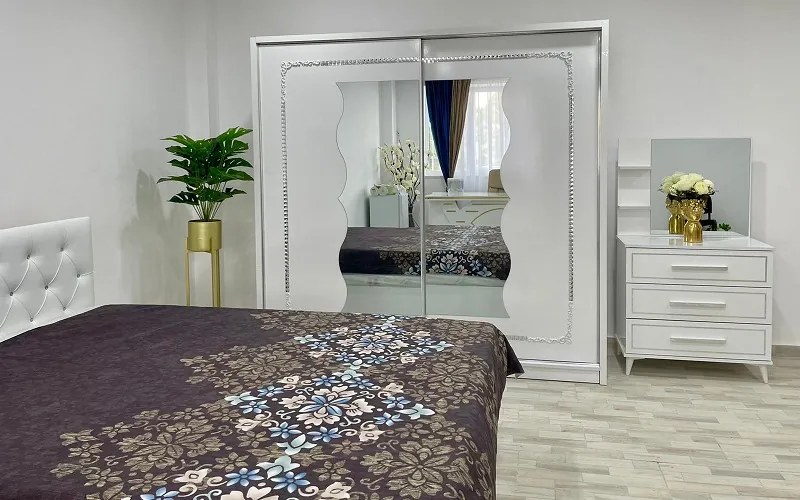 Dormitor Pirlanta, culoare alb, cu pat tapitat 160 x 200 cm, dulap cu oglinda 200 cm, comoda si 2 noptiere