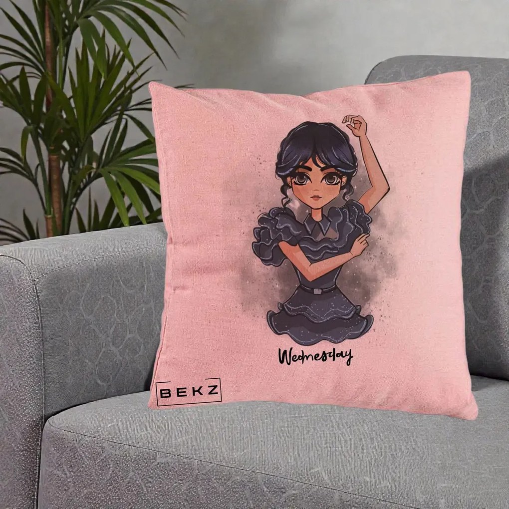 Perna Personalizata Wednesday Addams Dancing Queen, 40x40 cm, Roz, Husa Detasabila, Perna Inclusa, BEKZ®