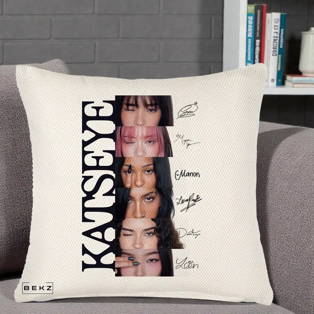 Perna Personalizata K-pop KATSEYE Semnaturi Membre Foto, 40x40 cm, Crem Reliefat, Husa Detasabila, Perna Inclusa, BEKZ®