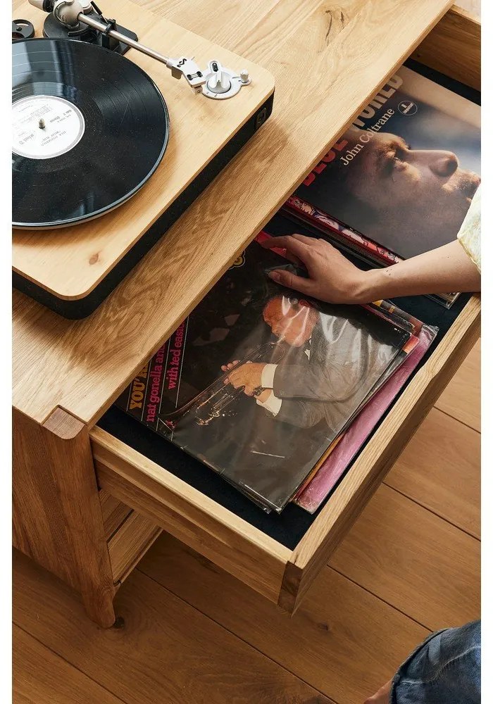 Comodă în culoare naturală joasă din lemn de stejar 140x64 cm Twig – The Beds