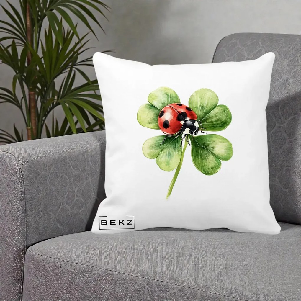 Perna Decorativa Buburuza Norocoasa pe Trifoi cu Patru Foi, 40x40 cm, Alba Mata, Husa Detasabila, Perna Inclusa, BEKZ®