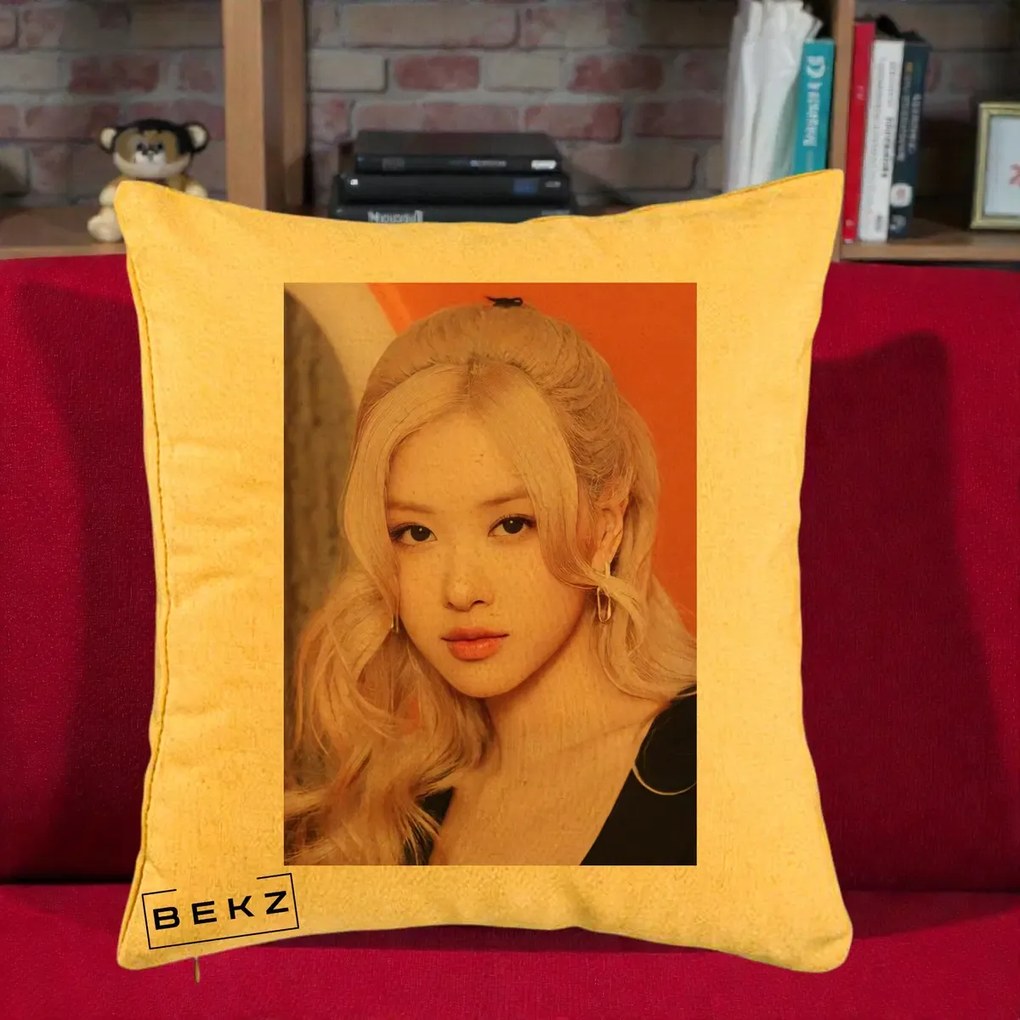 Perna Personalizata K-pop BLACKPINK cu Funda Rosie, 40x40 cm, Galben, Husa Detasabila, Perna Inclusa, BEKZ®