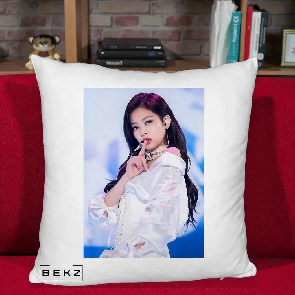 Perna Personalizata K-pop BLACKPINK Jennie Concert Alb cu Microfon, 40x40 cm, Alb Pufos, Husa Detasabila, Perna Inclusa, BEKZ®