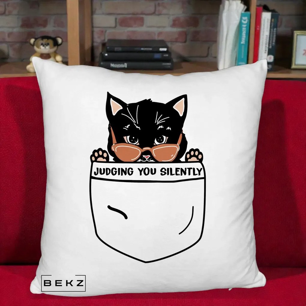 Perna Decorativa Judging You Silently Pisica Buzunar, 40x40 cm, Alb Pufos, Husa Detasabila, Perna Inclusa, BEKZ®