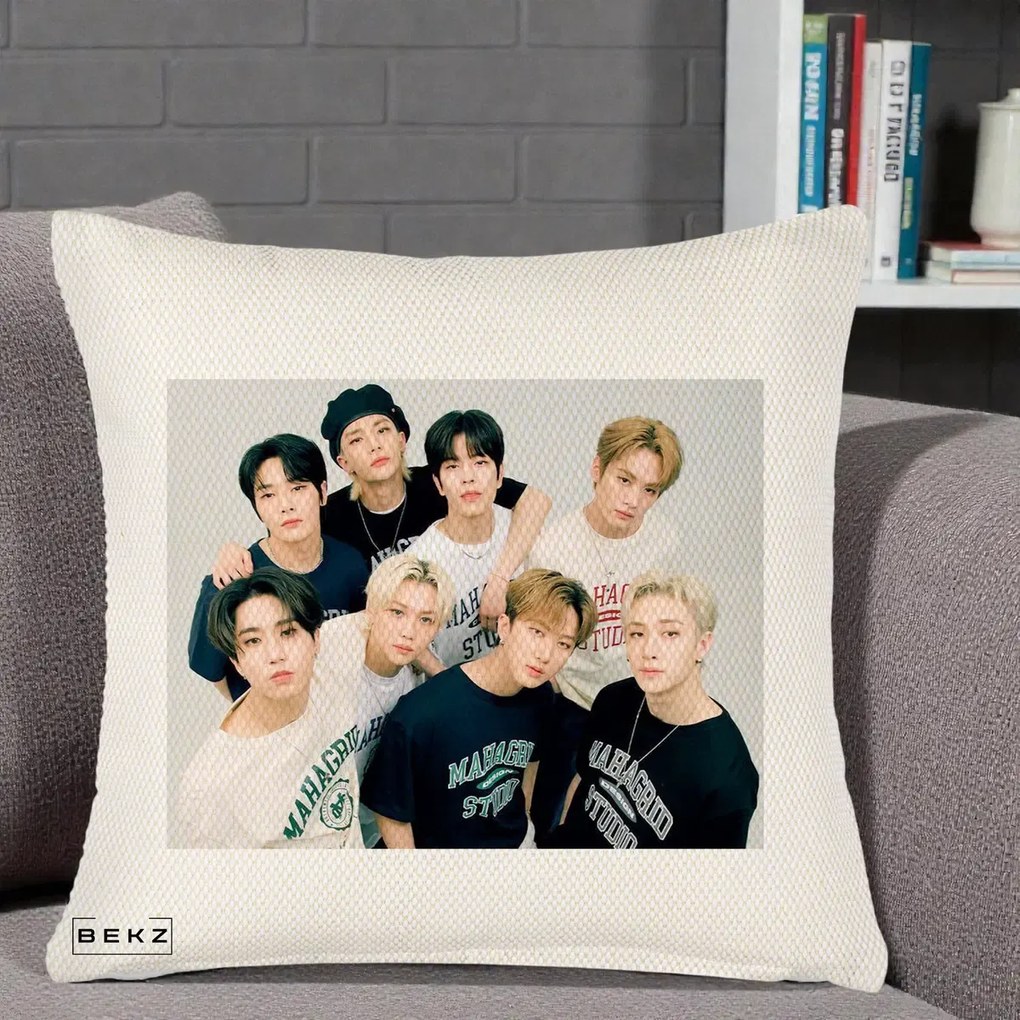Perna Personalizata K-pop Stray Kids Foto Grup Text, 40x40 cm, Crem Reliefat, Husa Detasabila, Perna Inclusa, BEKZ®