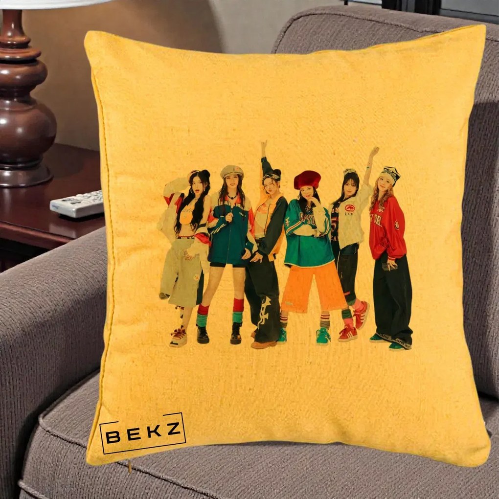 Perna Personalizata Grup K-pop Fete in Picioare Foto, 40x40 cm, Galben, Husa Detasabila, Perna Inclusa, BEKZ®