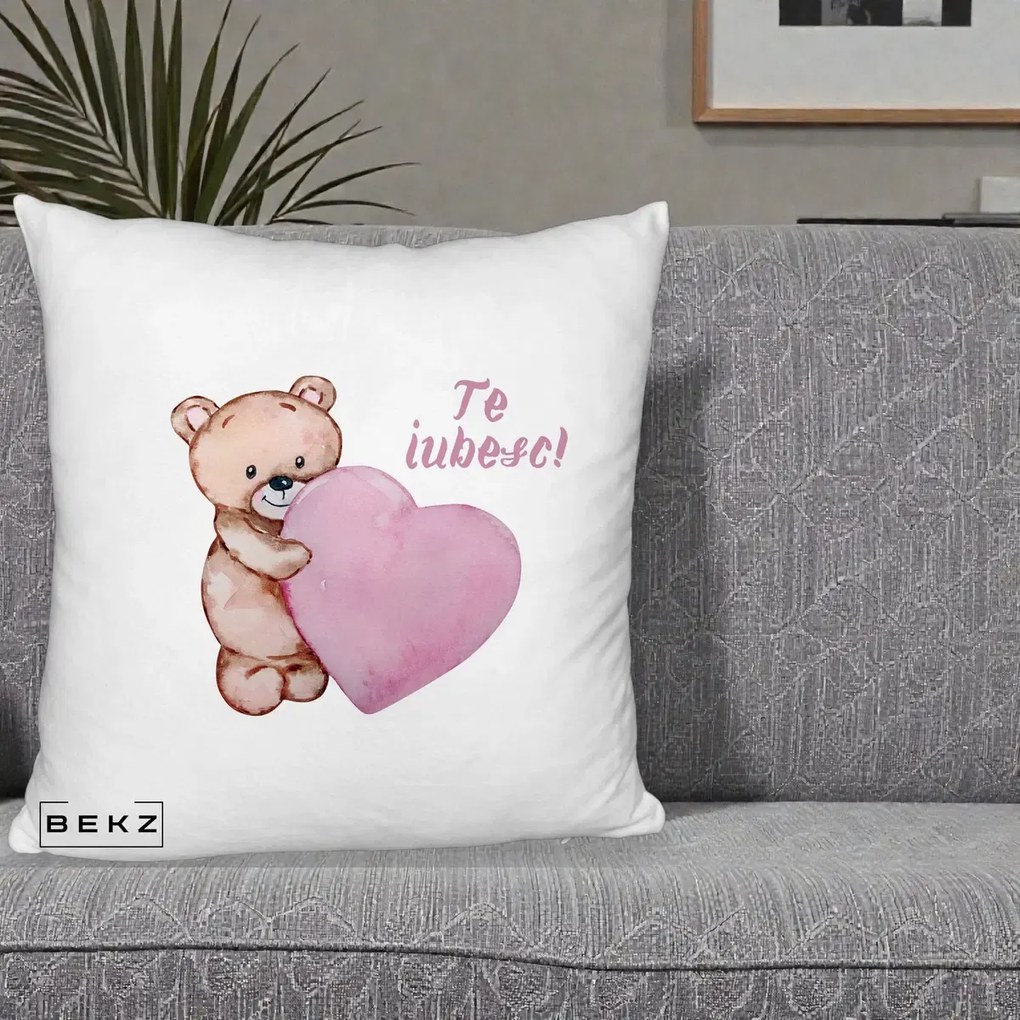 Cadou Romantic - Perna Personalizata Te Iubesc Ursulet cu Inima Roz Acuarela, 40x40 cm, Alb Pufos, Husa Detasabila, Perna Inclusa, BEKZ®