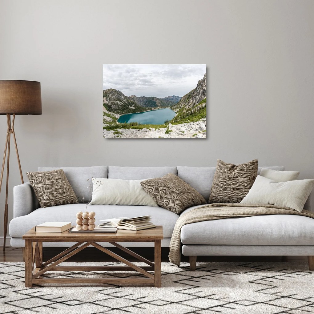 Tablou pe sticlă cu lac în munți (70x50 cm)