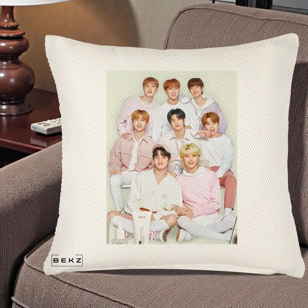 Perna Personalizata K-pop Stray Kids Foto Grup Pastel Roz-Alb cu 8 Membrii, 40x40 cm, Crem Reliefat, Husa Detasabila, Perna Inclusa, BEKZ®