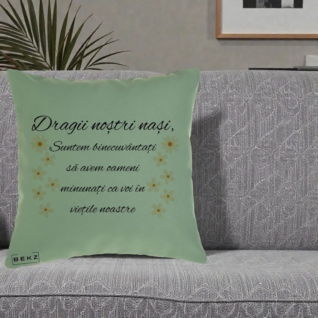 Cadou pentru Nasi - Perna Personalizata Dragii Nostri Nasi Suntem Binecuvantati cu Floricele, 40x40 cm, Verde, Husa Detasabila, Perna Inclusa, BEKZ®