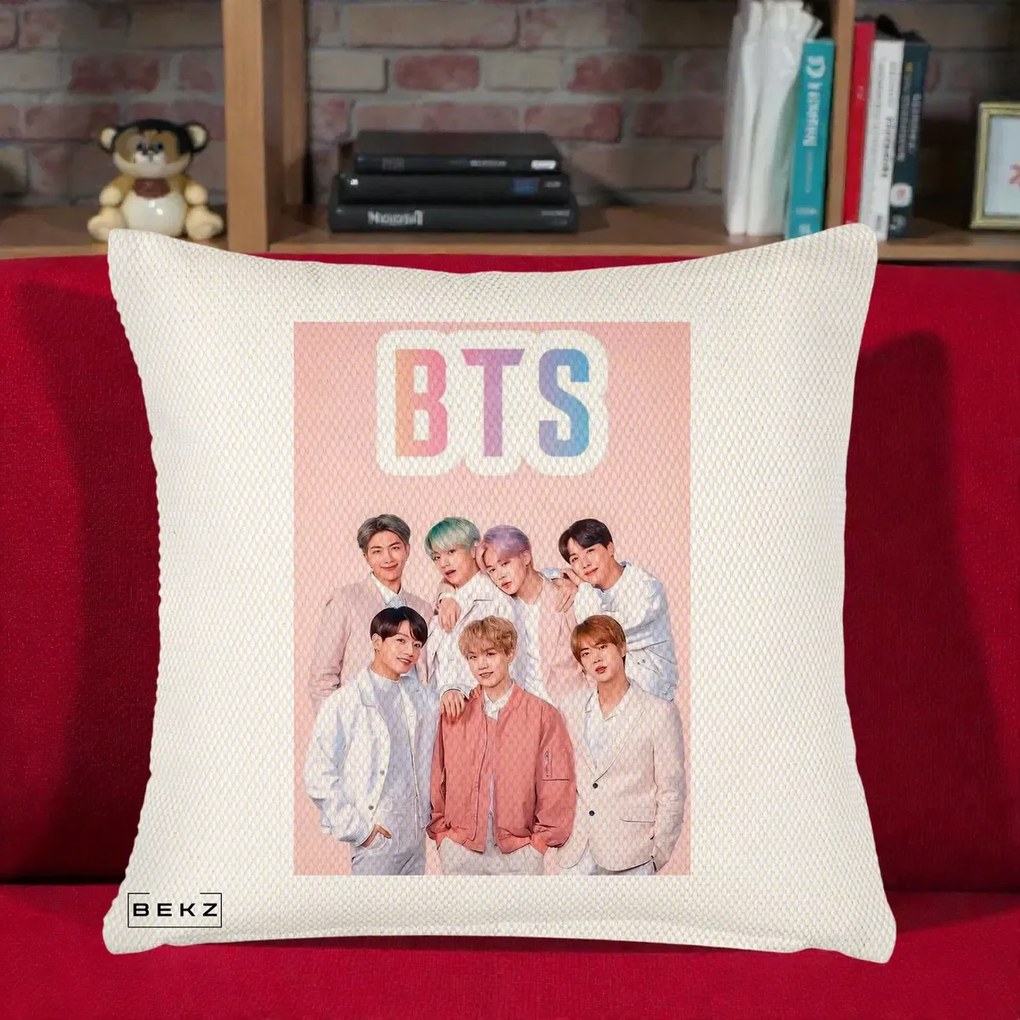 Perna Personalizata K-pop BTS Foto Grup cu BTS si Fond Roz Pastel, 40x40 cm, Crem Reliefat, Husa Detasabila, Perna Inclusa, BEKZ®
