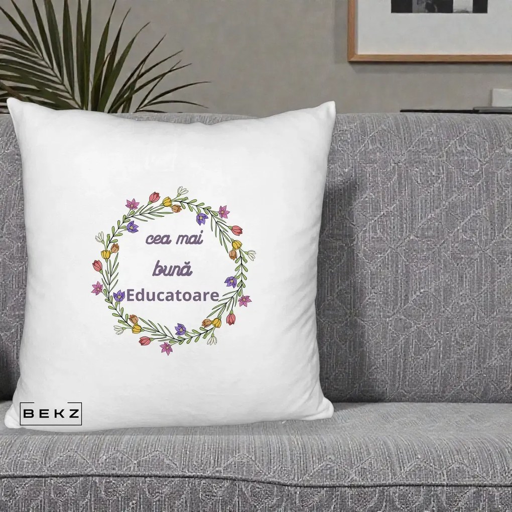Cadou pentru Educatoare - Perna Personalizata Cea mai Buna Educatoare cu Coronita Florala Colorata, 40x40 cm, Alb Pufos, Husa Detasabila, Perna Inclusa, BEKZ®