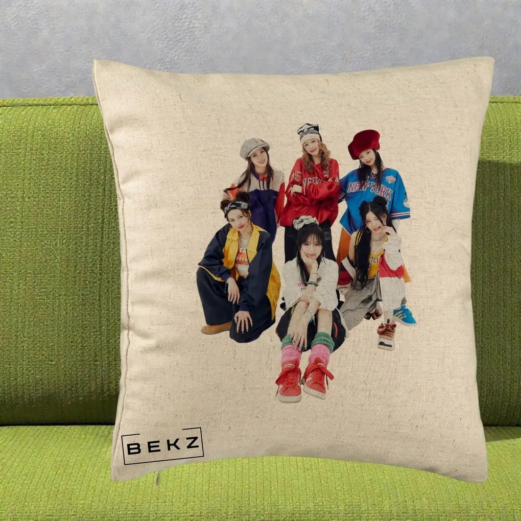 Perna Personalizata Grup K-pop Fete Streetwear Foto, 40x40 cm, Bej, Husa Detasabila, Perna Inclusa, BEKZ®