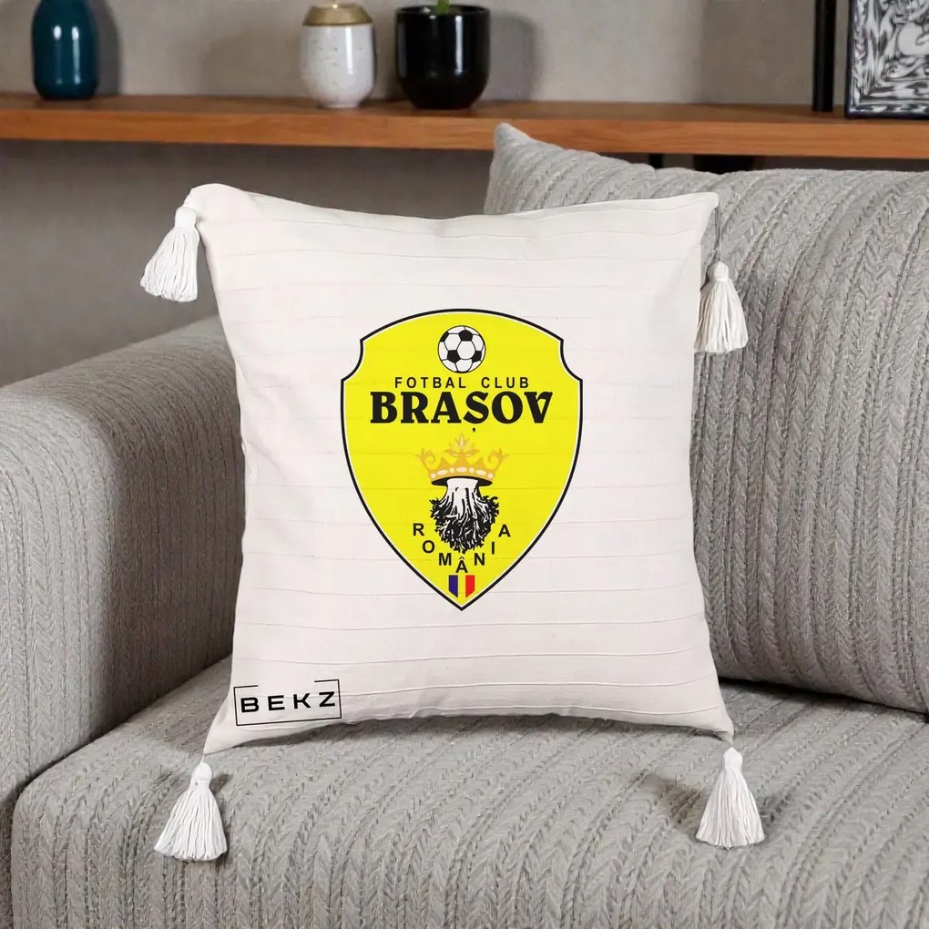 Perna Personalizata FC Brasov Fotbal Romania, 40x40 cm, Bej cu Franjuri, Husa Detasabila, Perna Inclusa, BEKZ®