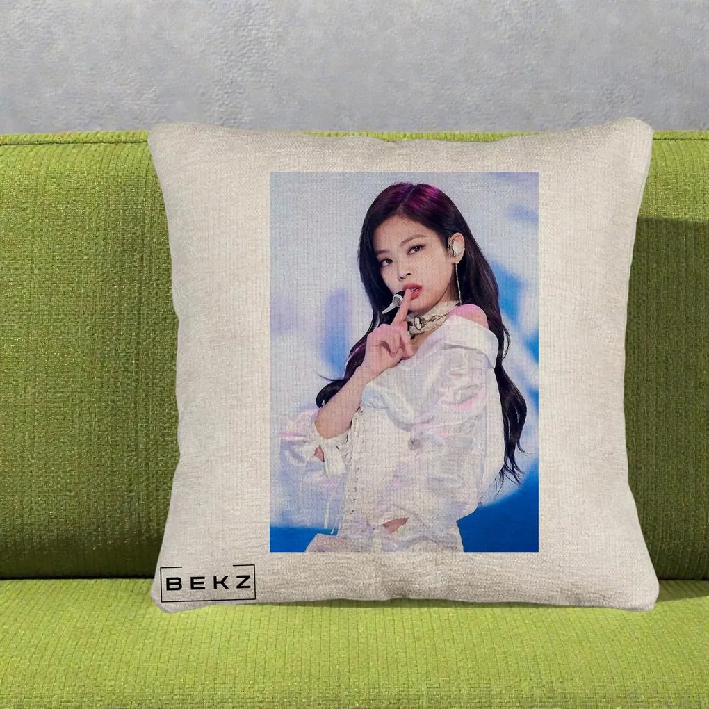 Perna Personalizata K-pop BLACKPINK Jennie Concert Alb cu Microfon, 40x40 cm, Bej Canapea, Husa Detasabila, Perna Inclusa, BEKZ®