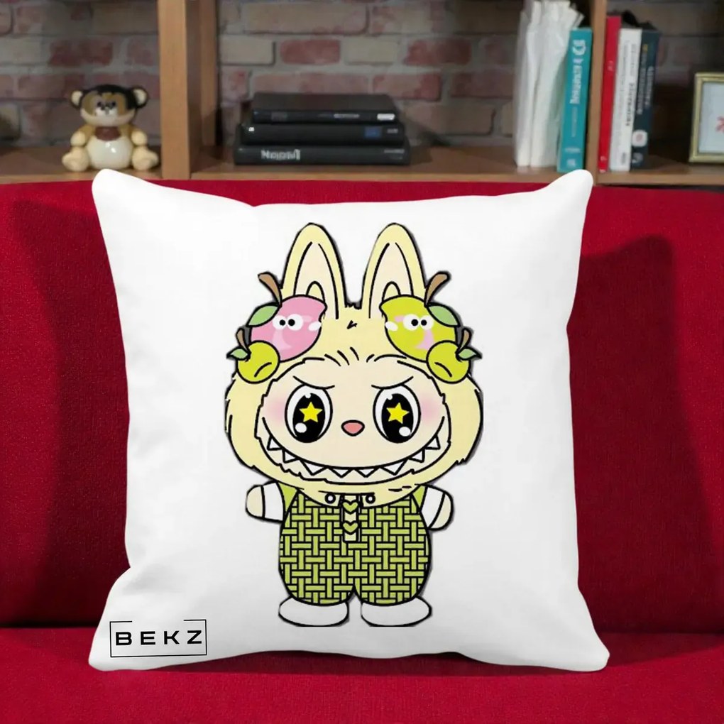 Perna Personalizata Labubu Galben cu Mere si Salopeta, 40x40 cm, Alba Mata, Husa Detasabila, Perna Inclusa, BEKZ®