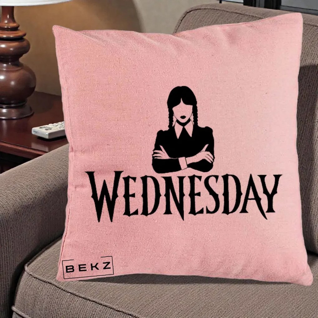Perna Personalizata Wednesday Addams cu Brate Incrucisate, 40x40 cm, Roz, Husa Detasabila, Perna Inclusa, BEKZ®