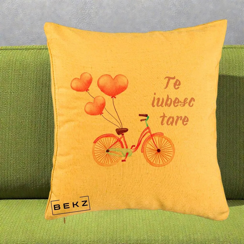 Perna Decorativa Te Iubesc Tare cu Bicicleta Roz si Baloane Inima, 40x40 cm, Galben, Husa Detasabila, Perna Inclusa, BEKZ®