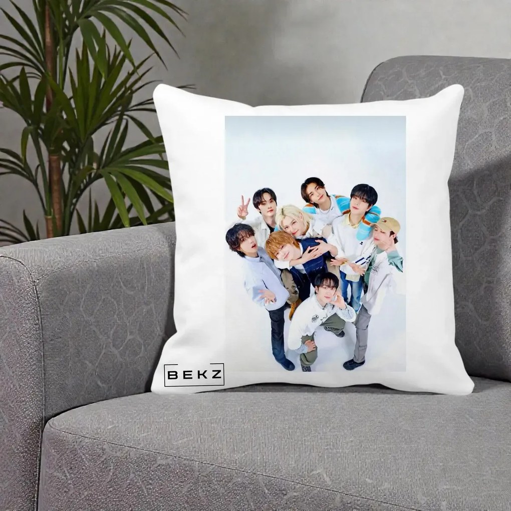 Perna Personalizata K-pop Stray Kids Foto Grup Bleu, 40x40 cm, Alba Mata, Husa Detasabila, Perna Inclusa, BEKZ®