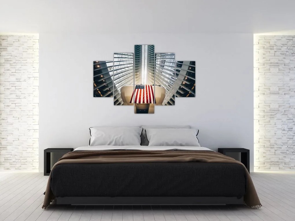 Tablou unei construcții cu steagul SUA (150x105 cm)