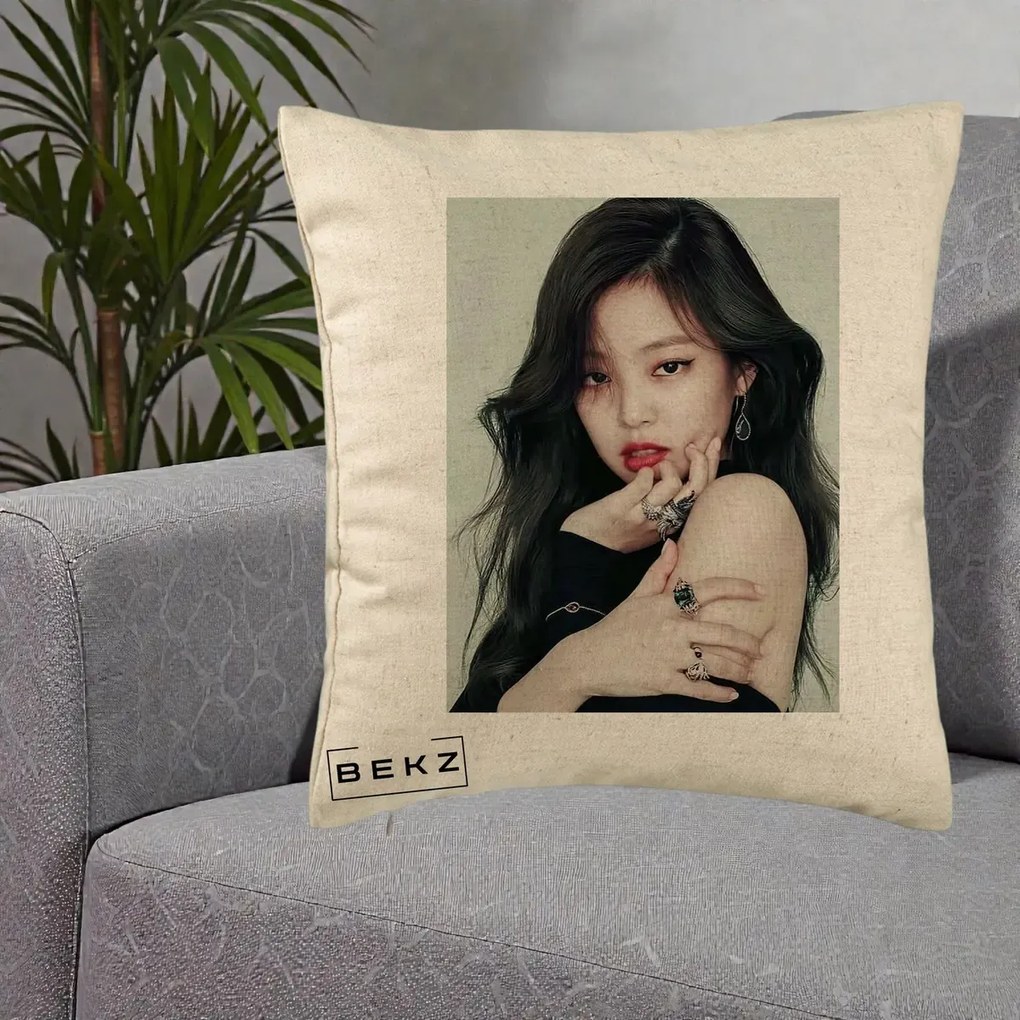 Perna Personalizata K-pop BLACKPINK Jennie Editorial Negru cu Inele, 40x40 cm, Bej, Husa Detasabila, Perna Inclusa, BEKZ®