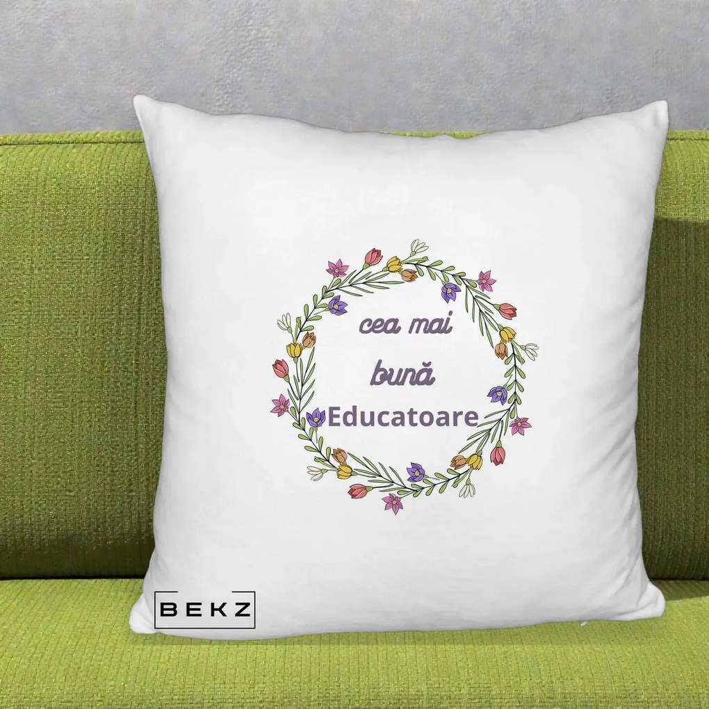 Cadou pentru Educatoare - Perna Personalizata Cea mai Buna Educatoare cu Coronita Florala Colorata, 40x40 cm, Alb Pufos, Husa Detasabila, Perna Inclusa, BEKZ®