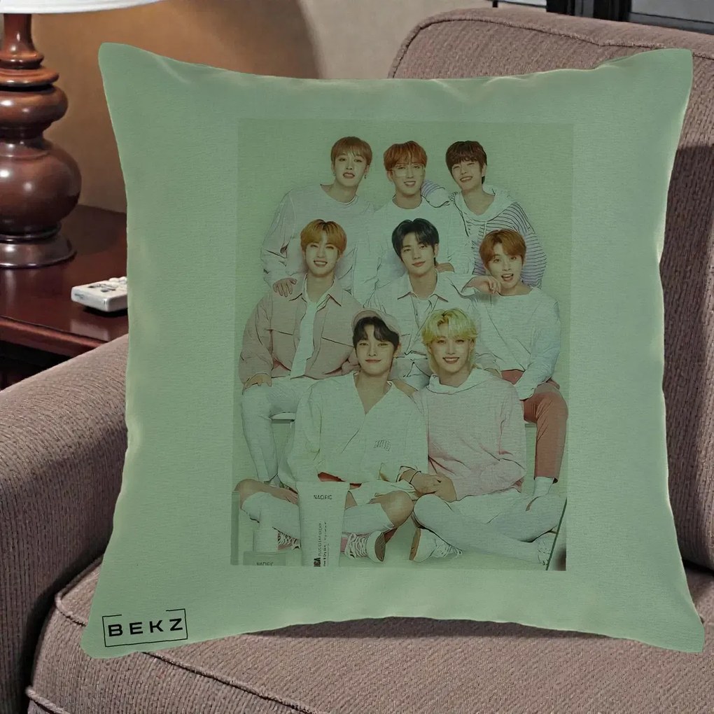 Perna Personalizata K-pop Stray Kids Foto Grup Pastel Roz-Alb cu 8 Membrii, 40x40 cm, Verde, Husa Detasabila, Perna Inclusa, BEKZ®