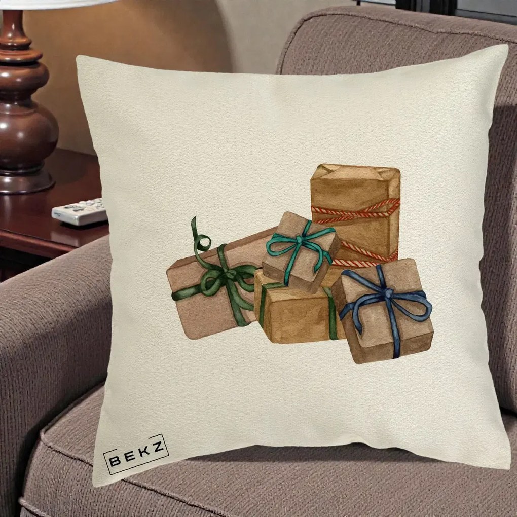 Perna Decorativa Cadouri de Craciun Kraft, 40x40 cm, Ecru, Husa Detasabila, Perna Inclusa, BEKZ®