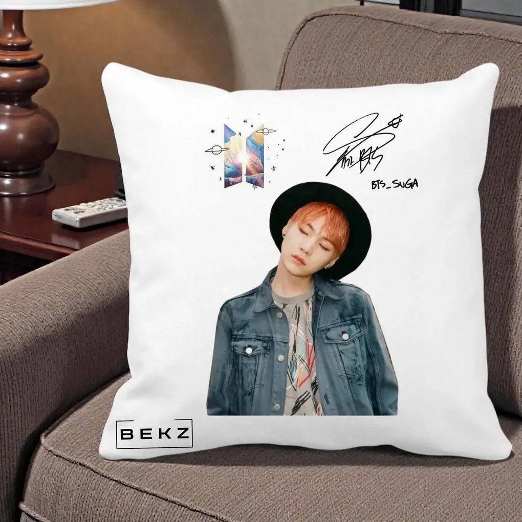 Perna Personalizata K-pop BTS Suga par Portocaliu Palarie Autograf, 40x40 cm, Alba Mata, Husa Detasabila, Perna Inclusa, BEKZ®