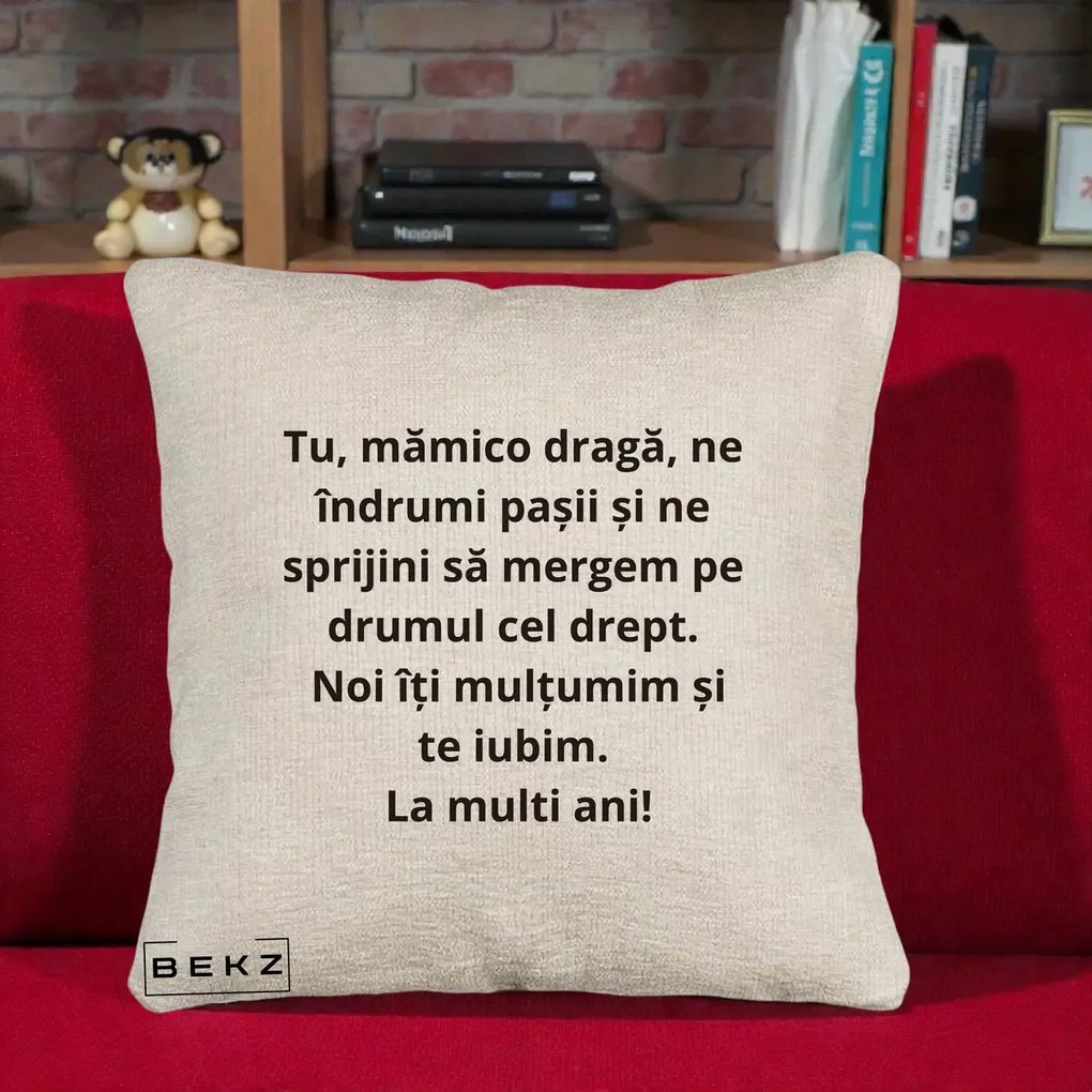 Cadou pentru Mama - Perna Personalizata Mamico Draga Te Iubim La Multi Ani cu Text Negru, 40x40 cm, Bej Canapea, Husa Detasabila, Perna Inclusa, BEKZ®