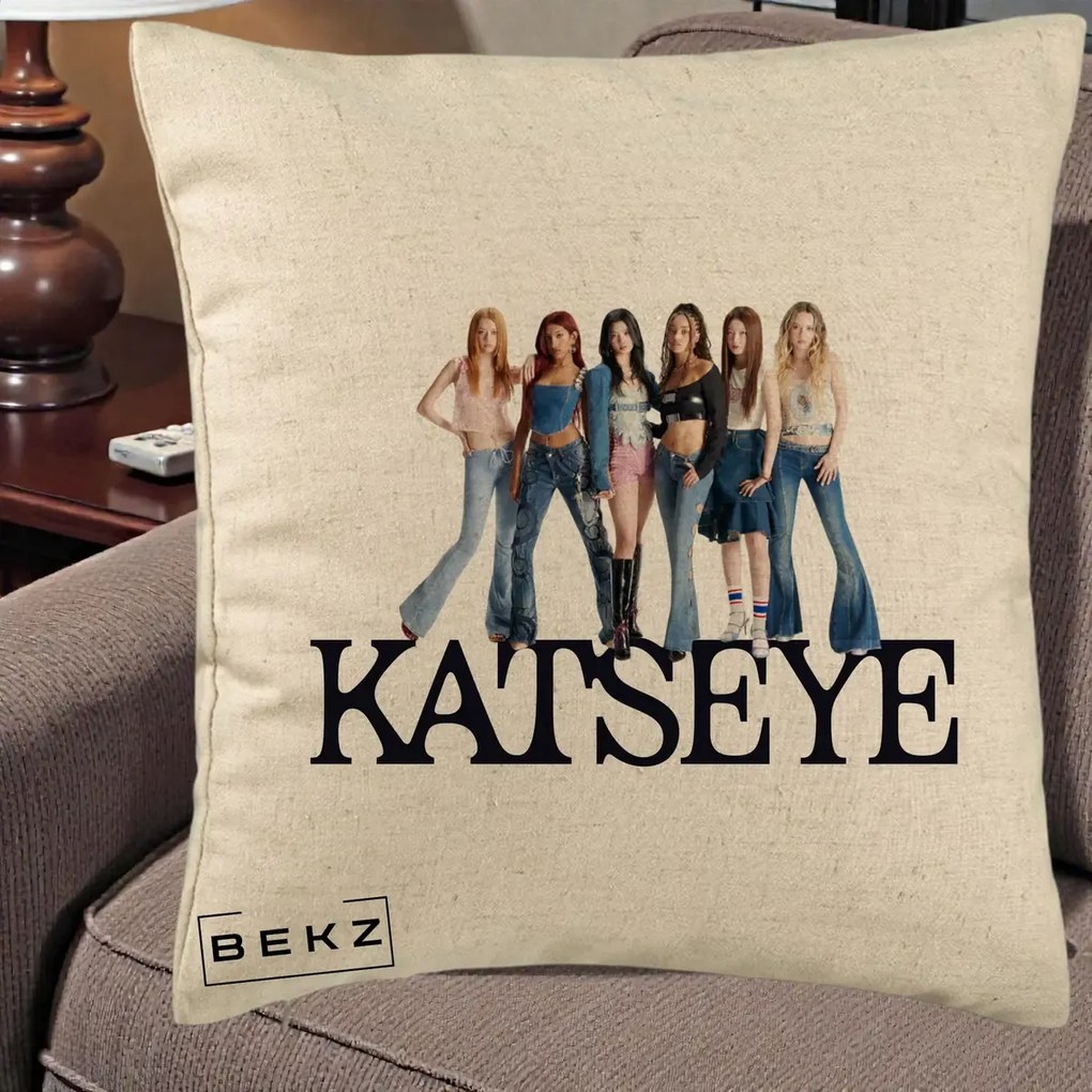 Perna Personalizata K-pop KATSEYE Foto Grup Blugi, 40x40 cm, Bej, Husa Detasabila, Perna Inclusa, BEKZ®