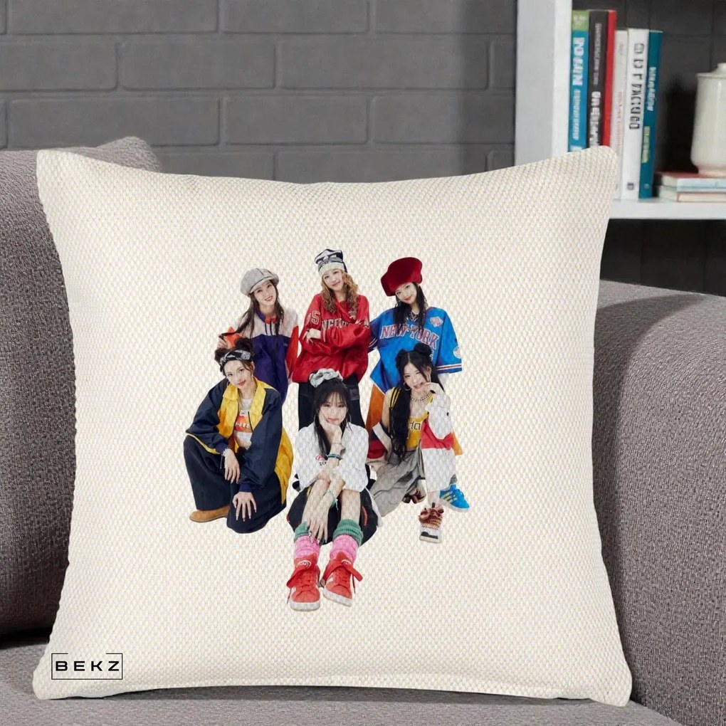 Perna Personalizata Grup K-pop Fete Streetwear Foto, 40x40 cm, Crem Reliefat, Husa Detasabila, Perna Inclusa, BEKZ®