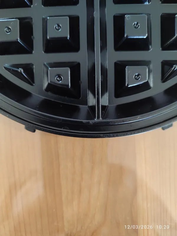 La mâna a doua: Aparat gogosi si vafe 3in1 Russell Hobbs Fiesta 24620-56, 900w, Placi antiadere, Capac cu autoblocare, Bordo/Negru