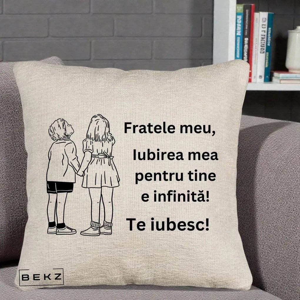 Cadou pentru Frate - Perna Personalizata Fratele Meu Te Iubesc Copii Tinand Maini Line Art, 40x40 cm, Bej Canapea, Husa Detasabila, Perna Inclusa, BEKZ®