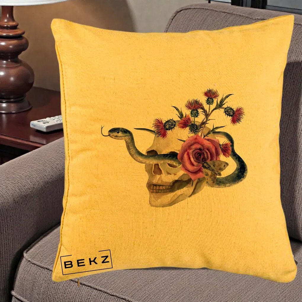 Perna Decorativa Craniu cu Sarpe si Trandafiri Gothic, 40x40 cm, Galben, Husa Detasabila, Perna Inclusa, BEKZ®