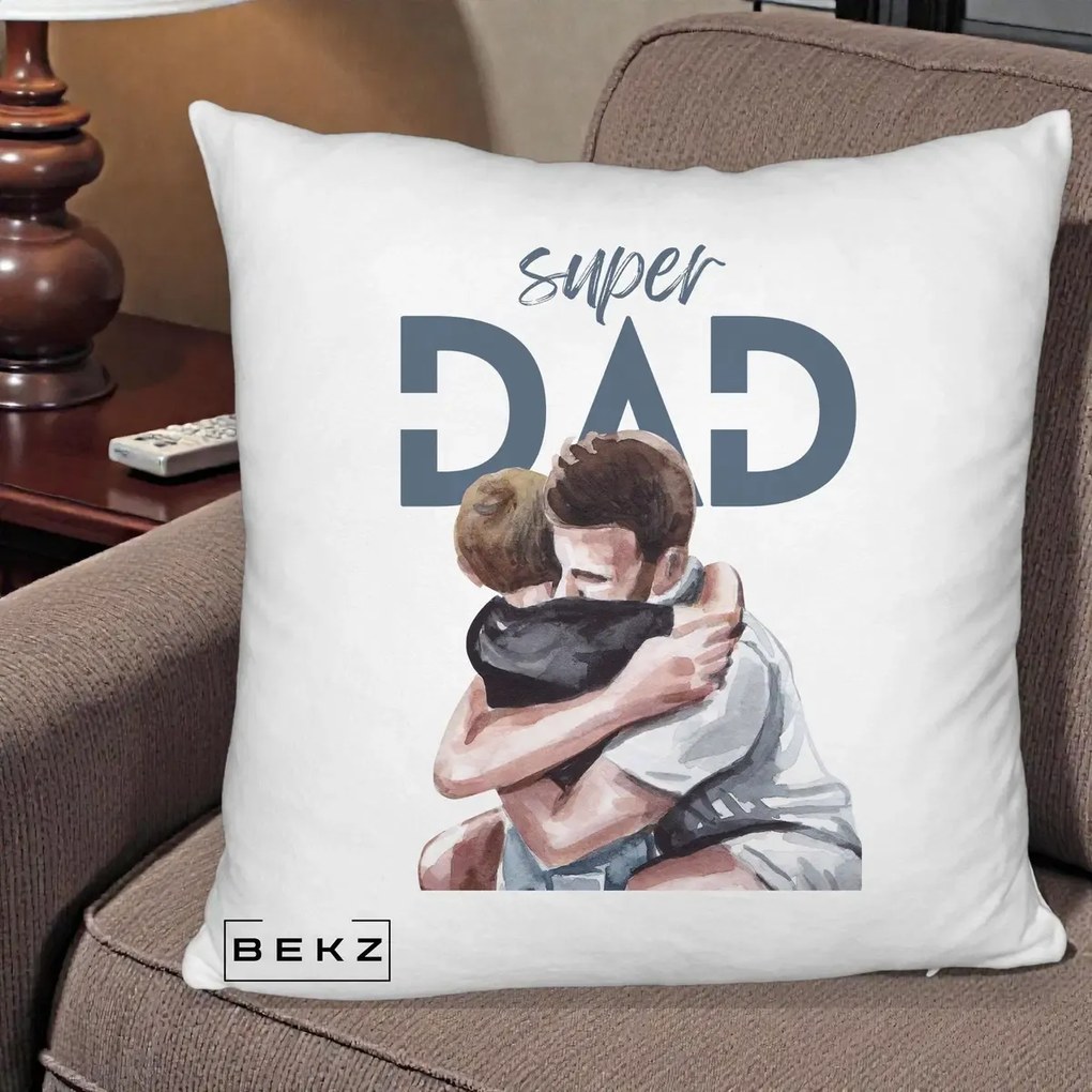 Cadou pentru Tata - Perna Personalizata Super Dad Tata si Fiu Imbratisare, 40x40 cm, Alb Pufos, Husa Detasabila, Perna Inclusa, BEKZ®