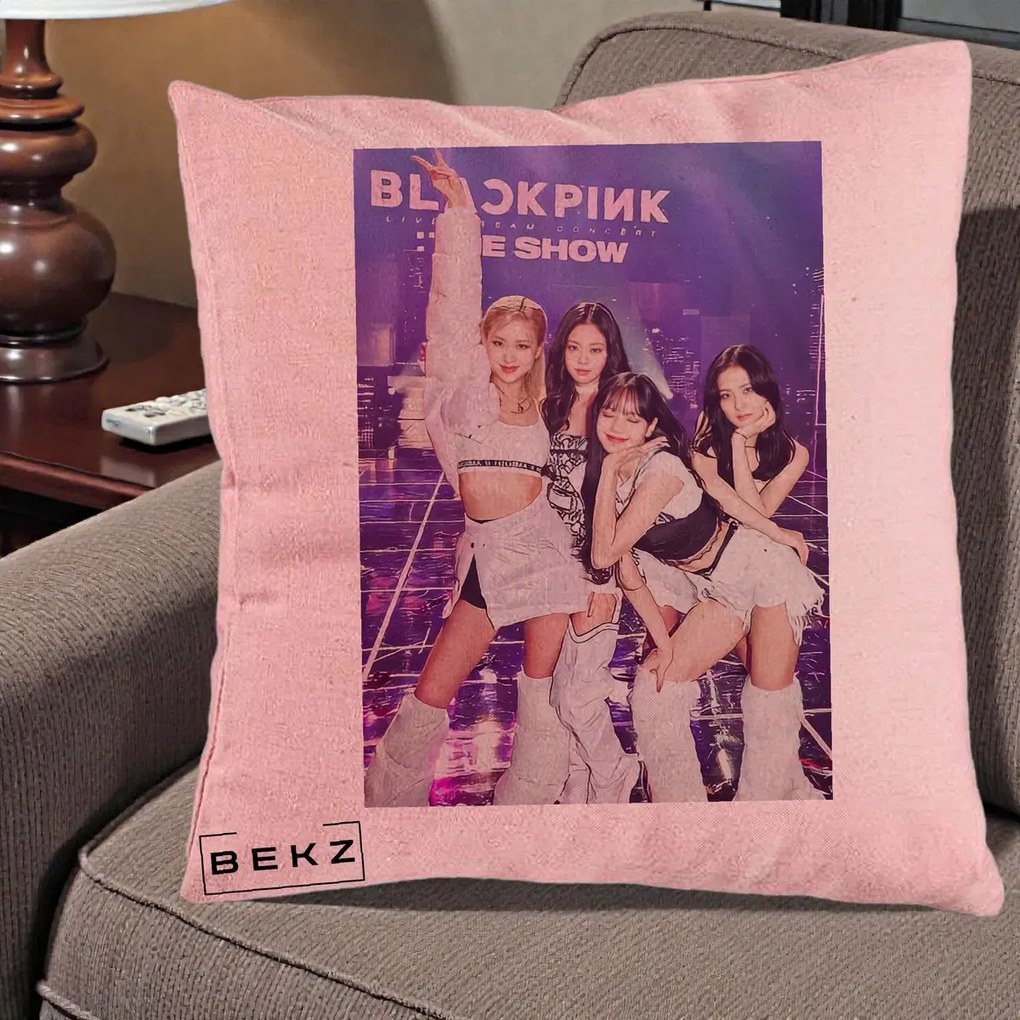 Perna Personalizata K-pop BLACKPINK The Show Concert cu 4 Membre pe Scena, 40x40 cm, Roz, Husa Detasabila, Perna Inclusa, BEKZ®