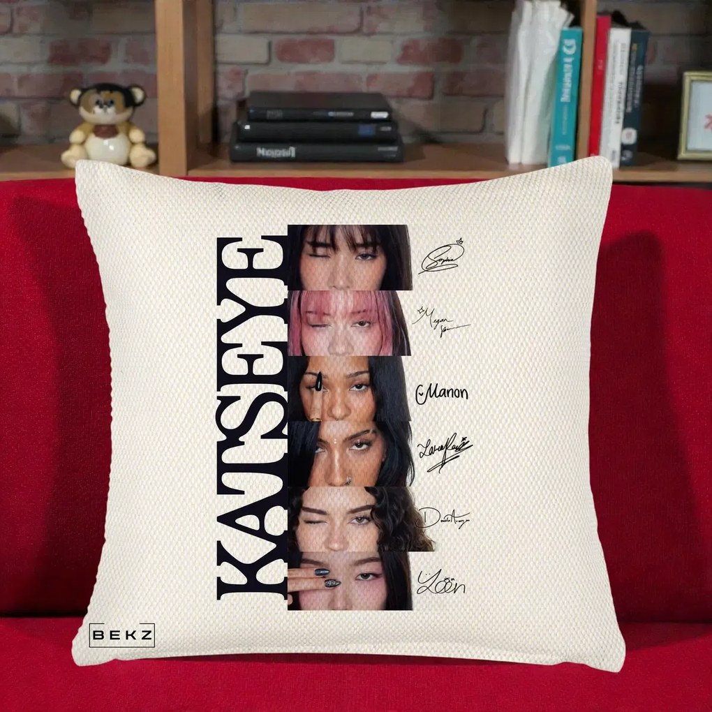 Perna Personalizata K-pop KATSEYE Semnaturi Membre Foto, 40x40 cm, Crem Reliefat, Husa Detasabila, Perna Inclusa, BEKZ®
