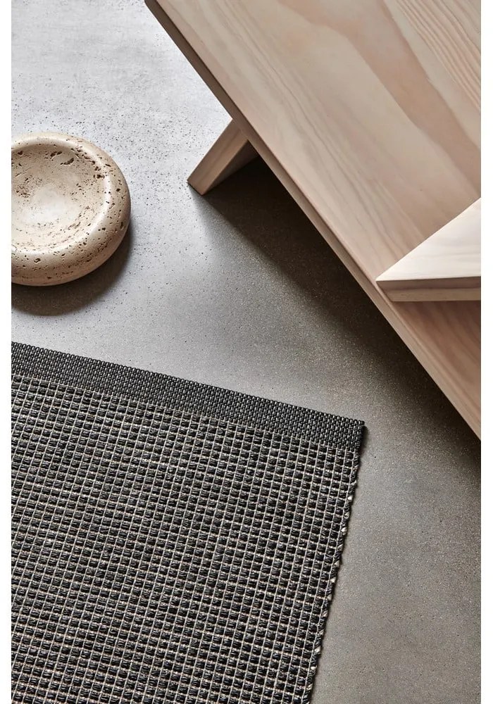 Covor tip traversă pentru interior și exterior gri antracit 70x180 cm Emm Black Linen – Pappelina