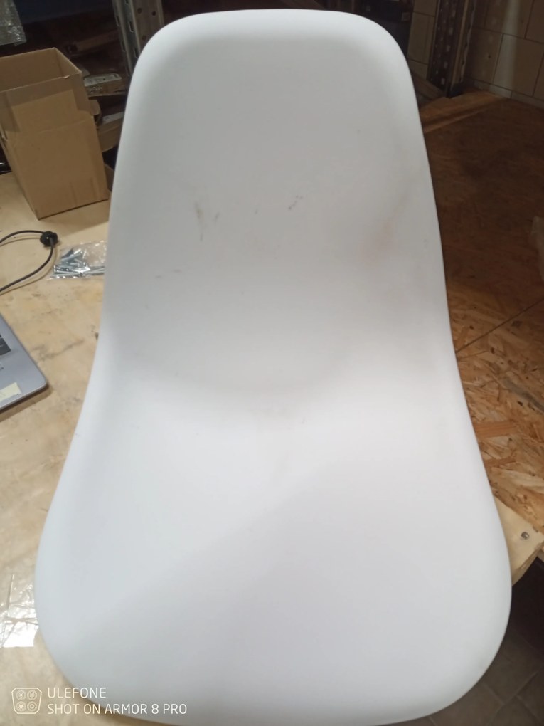 OFERTA Scaun alb OSAKA cu picioare negre calitatea II