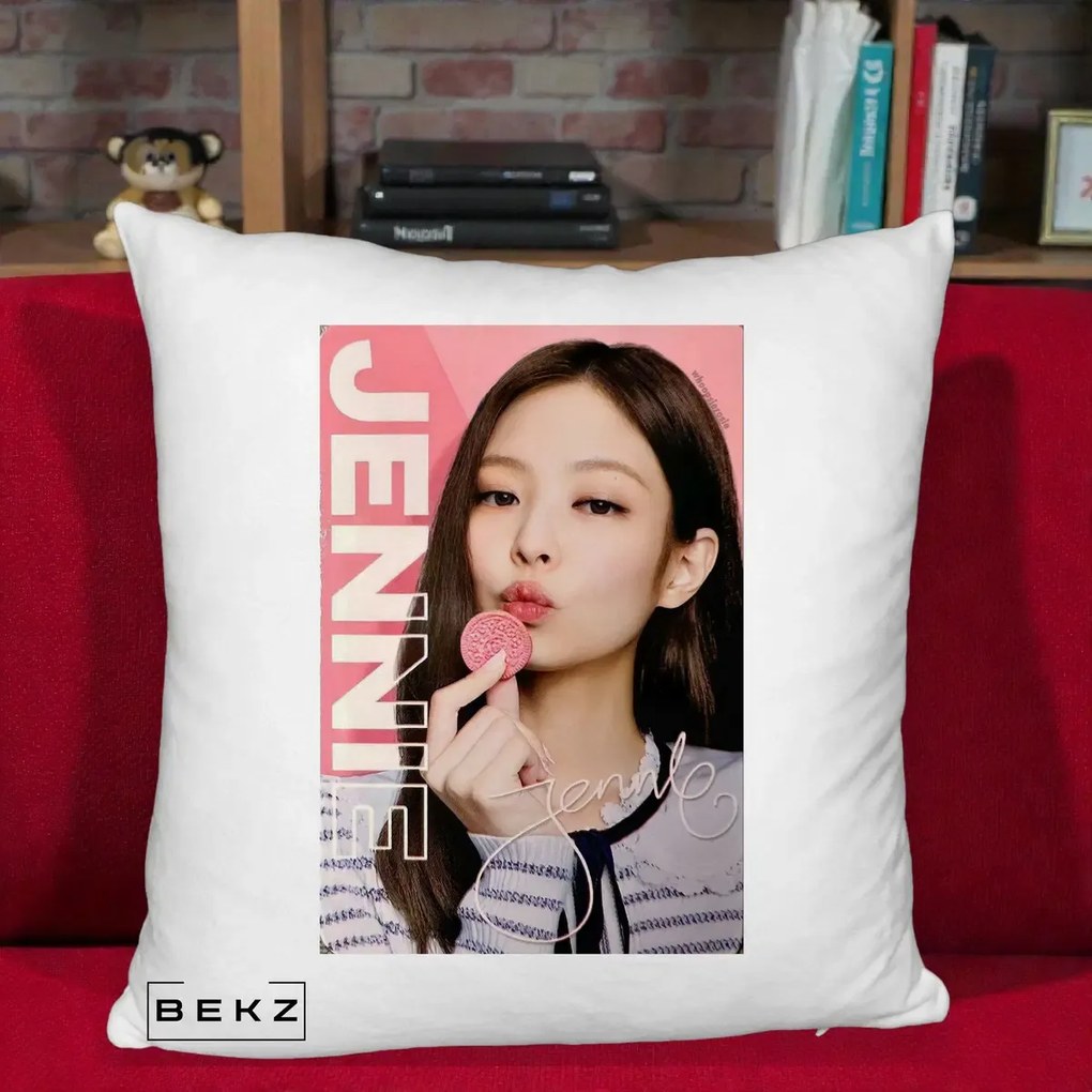 Perna Personalizata K-pop BLACKPINK Jennie cu Semnatura si Fond Roz, 40x40 cm, Alb Pufos, Husa Detasabila, Perna Inclusa, BEKZ®