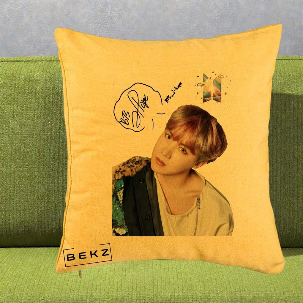 Perna Personalizata K-pop BTS J-Hope Par Roz Autograf, 40x40 cm, Galben, Husa Detasabila, Perna Inclusa, BEKZ®