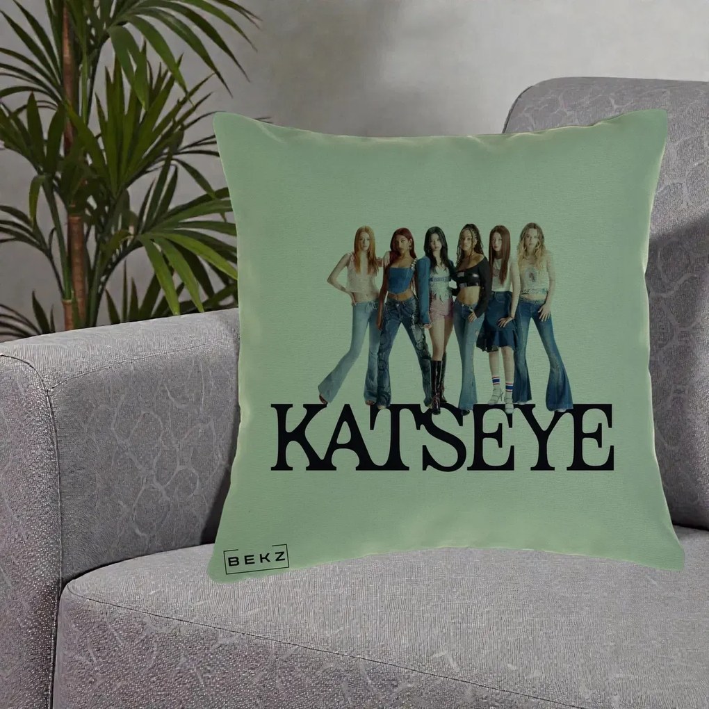 Perna Personalizata K-pop KATSEYE Foto Grup Blugi, 40x40 cm, Verde, Husa Detasabila, Perna Inclusa, BEKZ®