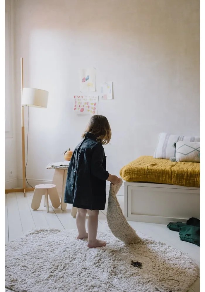 Covor pentru copii gri deschis lavabil/țesut manual din bumbac 130x135 cm Bunny – Lorena Canals